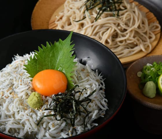 釜揚げしらす丼とざるうどん又はざるそばセット【夏季限定】