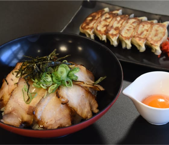 伊勢焼豚のチャーシュー丼と焼餃子のセット