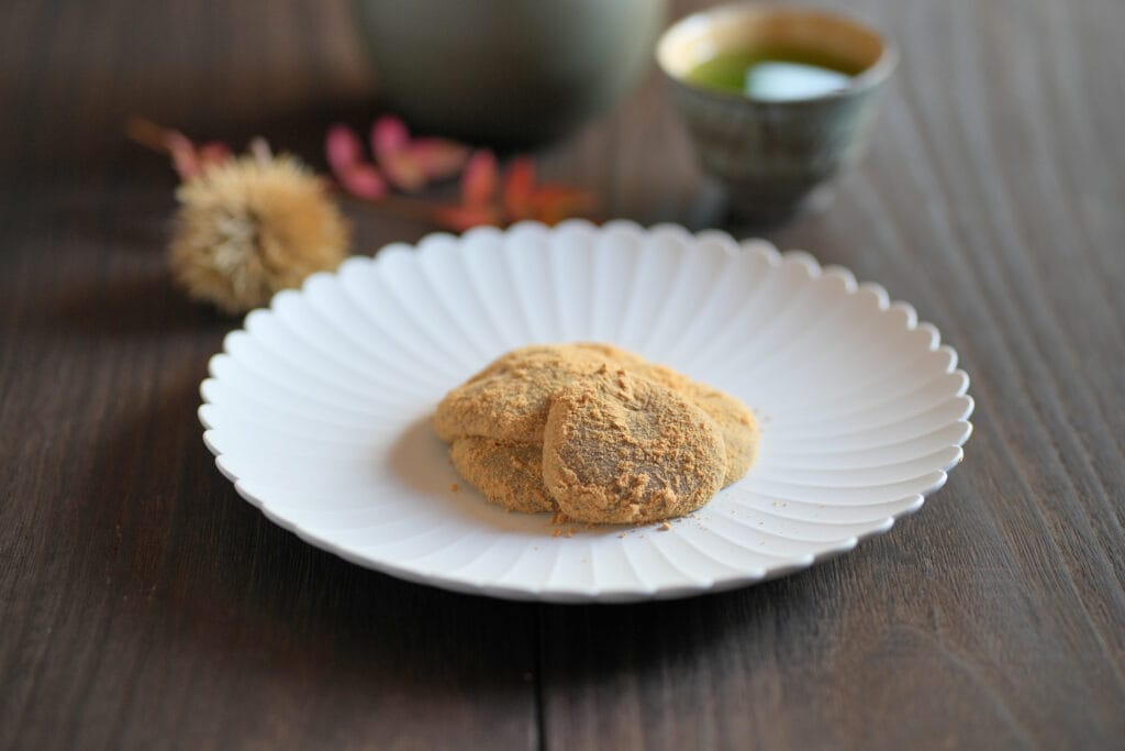 伊勢の名物　和菓子　
伊勢内宮前わらび餅
お土産にもおススメ　人気の和菓子
きな粉のわらび餅
伊勢神宮内宮前 岩戸屋