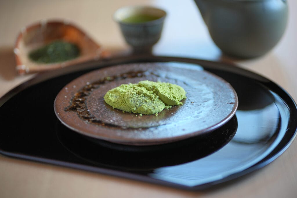 伊勢の名物　和菓子　伊勢茶のわらび餅
お土産にもおススメ　人気の和菓子
伊勢茶をふんだんに使用したわらび餅
伊勢神宮内宮前 岩戸屋