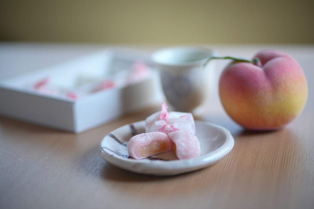 伊勢の名物　和菓子　桃岩戸餅
お土産にもおススメ　人気の和菓子
夏限定商品　6月から8月
爽やかな甘酸っぱさの桃餅
伊勢神宮内宮前 岩戸屋