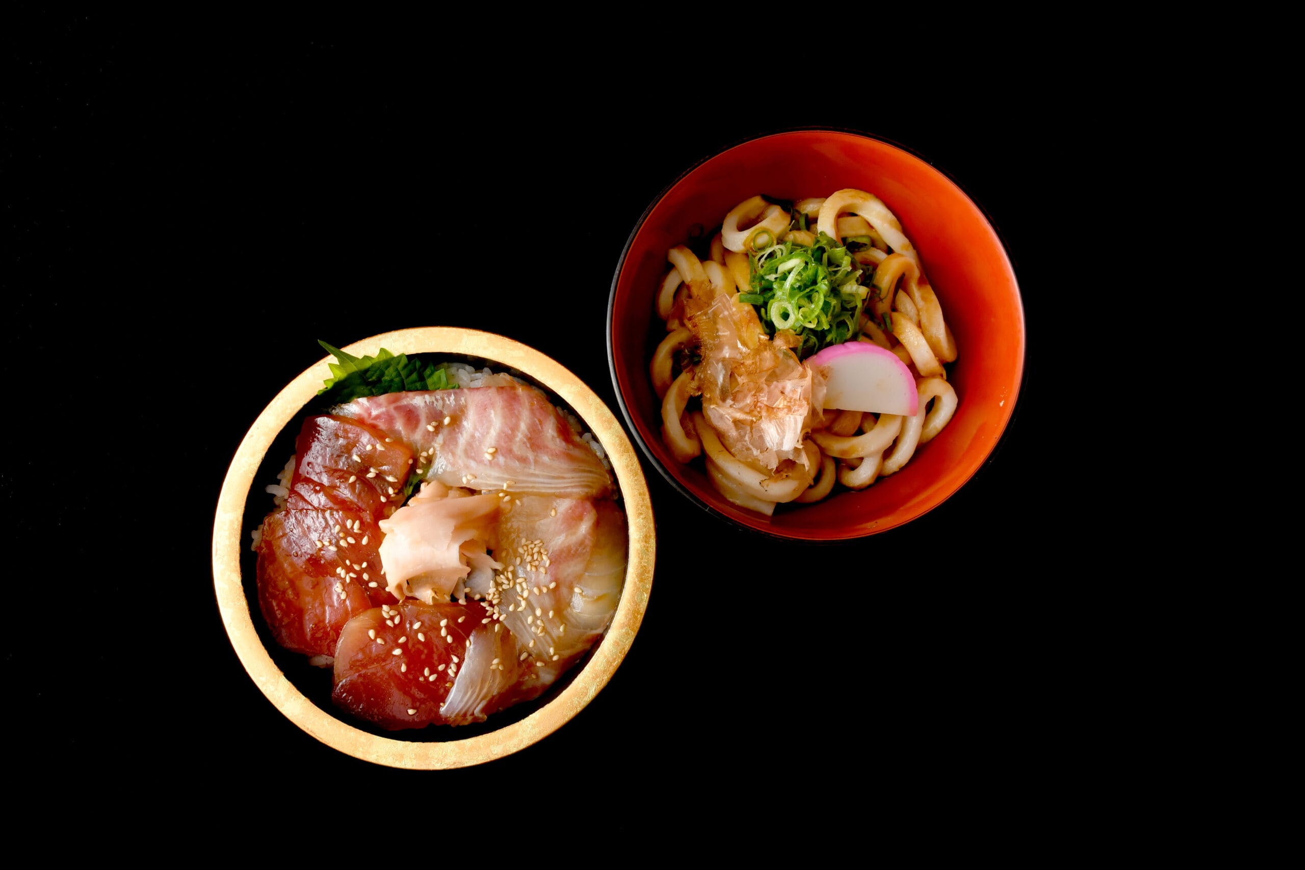 伊勢まだいとマグロの刺身がのったてこね寿司と伊勢うどん