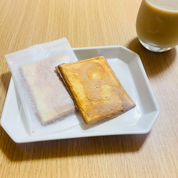 伊勢志摩塩さぶれとカフェラテのティータイム風景

