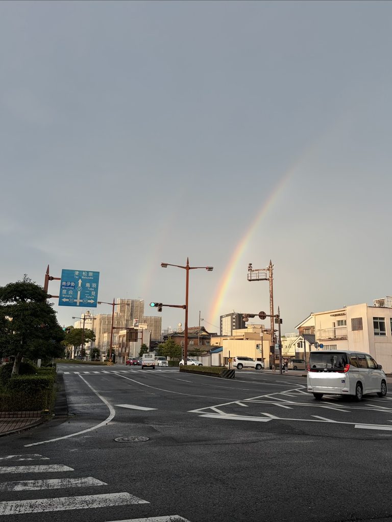 伊勢神宮外宮の近くでダブルレインボー