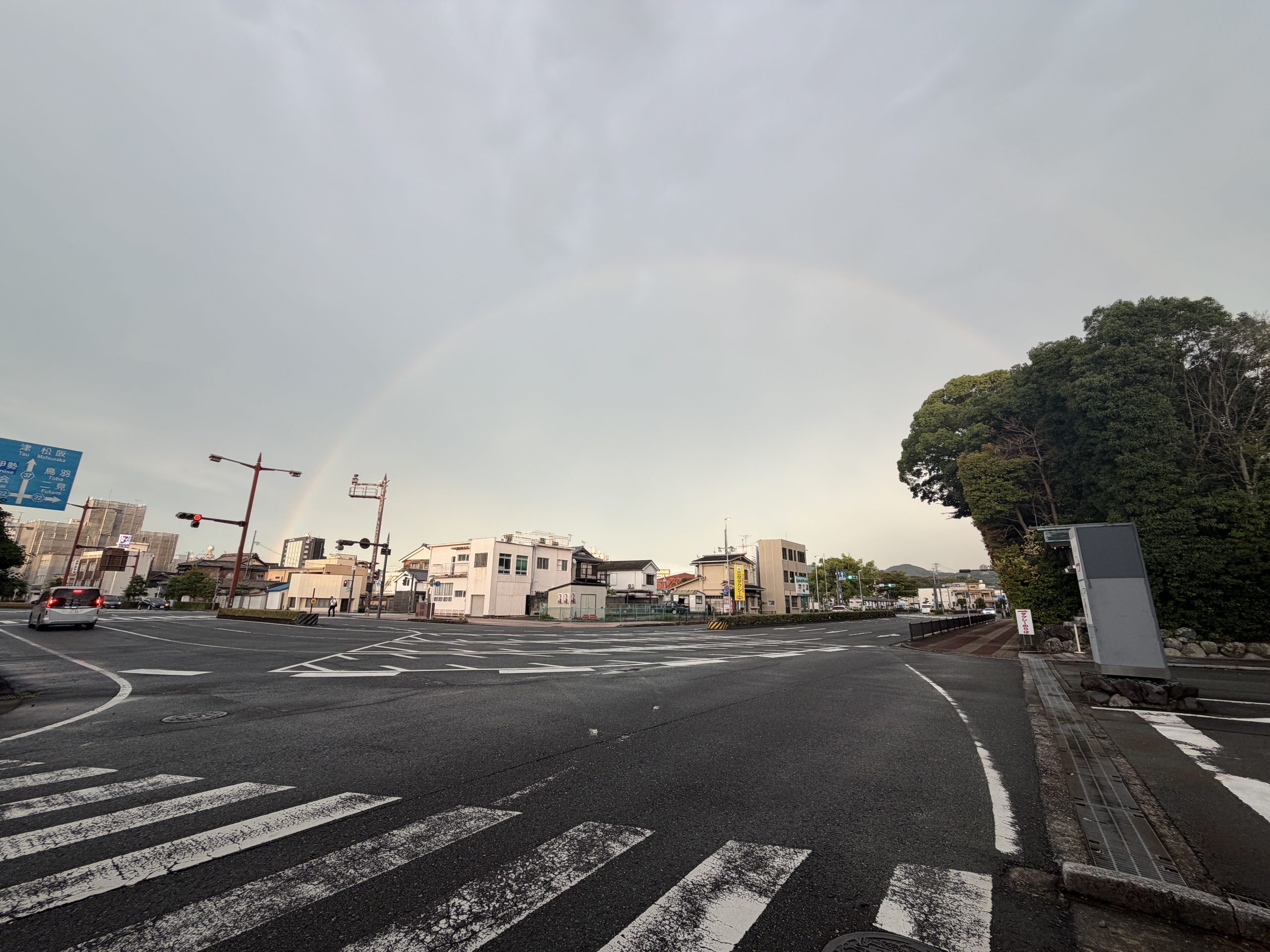 伊勢神宮外宮の近くで虹