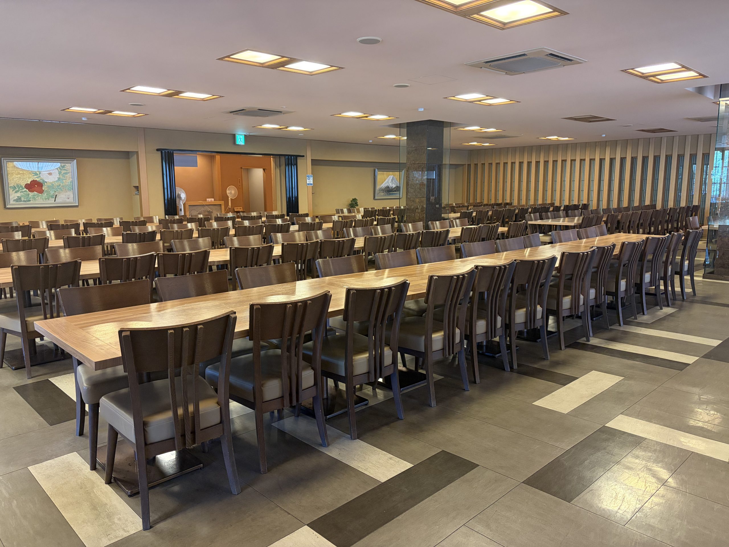 伊勢神宮内宮前にある岩戸屋物産店の団体食事会場