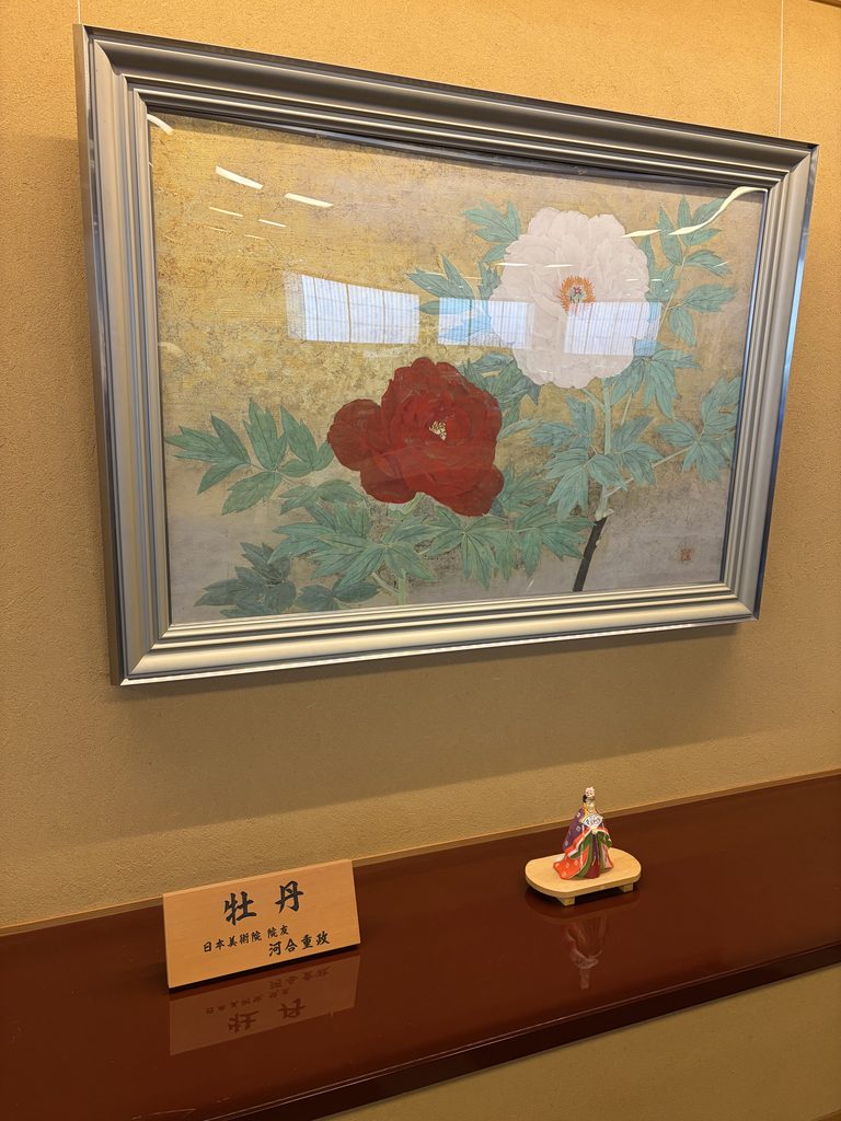 伊勢神宮内宮前岩戸屋物産店2階に飾られている日本美術院院友河合重政氏の日本画「牡丹」